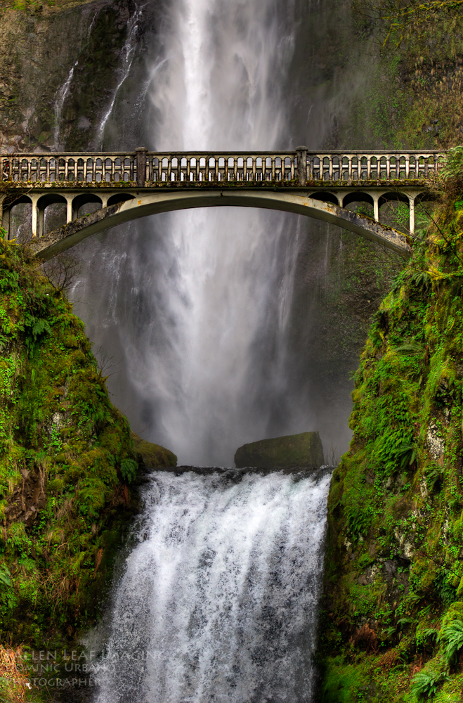 Photographing Multnomah Falls despite the crowds.